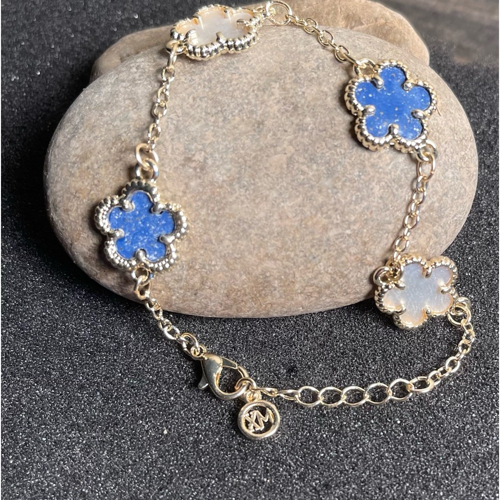 Leef Clover bluish, /White Flower & Gold Bracelet van